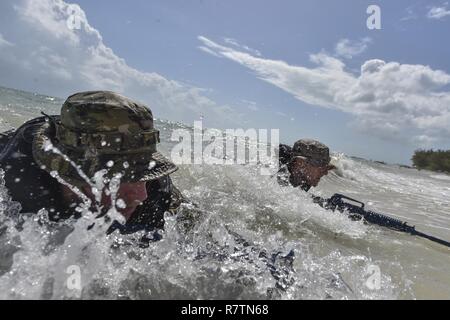 Ein US-Marine und Flieger durchführen scout Schwimmer Ausbildung während Marine Special Operations School's Individuelle Schulung, März 24, 2017, Key West, Fla. Zum ersten Mal, US Air Force Special Taktik Flieger drei Monate im ersten Marine Special Operations Command Marine Raider Ausbildung Pipeline ausgegeben, die Bemühungen um gemeinsame Denkweisen über Special Operations Forces zu errichten. Stockfoto