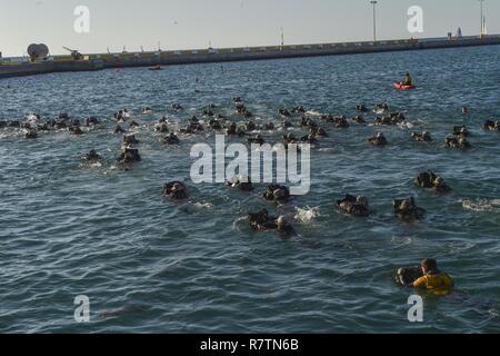 Marine Special Operations Schule Individuelle Schulung durchführen Studenten eine 2.000 Meter schwimmen, 20. März 2017, im Key West, Fla. Zum ersten Mal, US Air Force Special Taktik Flieger verbrachte drei Monate in der Marine Special Operations Command Marine Raider Ausbildung Pipeline, die Bemühungen um gemeinsame Denkweisen über Special Operations Forces zu errichten. Stockfoto