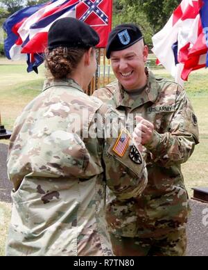 CW 5 Mark Parr erhält eine Kopie des Befehls Chief Warrant Officer Chartern ab 8 Theater Sustainment Command kommandierenden General Generalmajor Susan A. Davidson als Teil des Befehls Chief Warrant Officer Wechsel der Verantwortung Zeremonie am 6. April 2017. Stockfoto