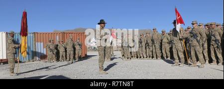 Oberstleutnant Dwight Domengeaux jr., Kommandant der 6. Staffel, 1st Cavalry Regiment" Eisen Dragoner", 1. Panzerdivision spricht mit Troopers von "Eisernen Dragoner" Apr.6 auf die Beratung Plattform Blitz. Die Soldaten der 6. Staffel preform viele der Funktionen auf AP Blitz neben der Bereitstellung von Schutz für die Beratung von Teams. Stockfoto