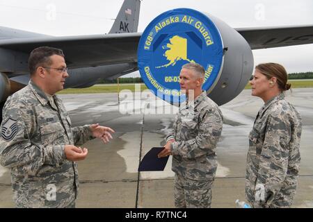 Master Sgt. George Bender, 168 Instandhaltungsgruppe, Alaska Air National Guard, Gespräche Generalmajor Paul Maas Jr., Air National Guard Assistentin der Kommandant, Air Force Space Command, und Brig. Gen. Jill A. Lannan, ANG, Assistent des Kommandanten, 24 Air Force, die während ihrer Tour durch die 168 Flügel, Eielson AFB, Alaska, 11. Juli 2017. Die Generäle, zusammen mit einigen anderen Führer von Air Force Space Command, besuchen Orte und Einrichtungen der 168., und sind auch Treffen mit Flieger und die Staats- und Regierungschefs über die Zukunft der Raumfahrt Missionen für Alaska's Bürger Flieger zu sprechen. Stockfoto