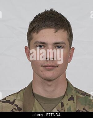 Pfc. Kevin Polk, ein Eingeborener von Bartlesville, Oklahoma, Foxtrott, 700 Brigade Support Bataillon war unter den 45th Infantry Brigade Combat Team Soldaten, die Bewohner von einer brennenden Wohnung Gebäude in der Innenstadt von L'viv evakuiert, die Ukraine am 16. Juli. Soldaten mit 45 der Oklahoma Army National Guard IBCT sind derzeit in die Ukraine zur Unterstützung der Gemeinsamen multinationalen Ausbildung Group-Ukraine, eine internationale Koalition für den Aufbau der Kapazitäten der ukrainischen Armee gewidmet eingesetzt. Stockfoto