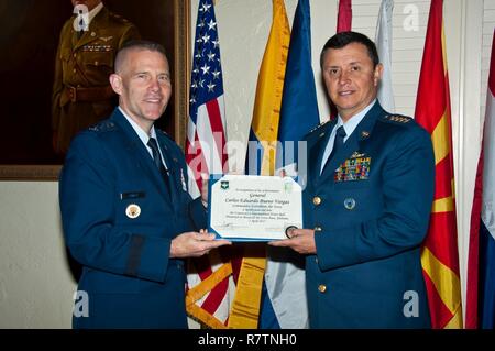 Maxwell AFB, Ala-Generalleutnant Steven Kwast, Commander und Präsident, setzt General Carlos Eduardo Bueno Vargas, Commander, kolumbianische Luftwaffe, in der AU Internationale Honor Roll, April 7, 2017. US Air Force General David Goldfein spezielle Hinweise zur Verfügung gestellt. Igv ehrt ehemaligen AU-Studierende, die das Äquivalent von Stabschef oder in den jeweiligen Dienstleistungen höher gestiegen sind. Stockfoto