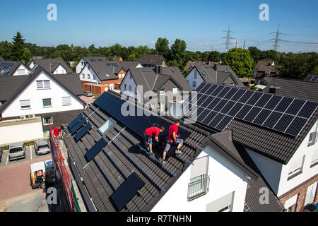 Bau einer Solaranlage auf einem Haus, die Installation von Solarzellen auf einem Schrägdach, Bottrop, Ruhrgebiet Stockfoto