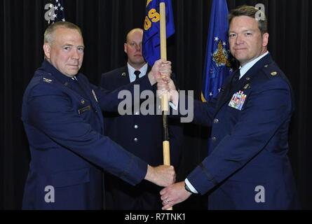 Oberst Robert Stanton, Links, die 302Nd Operationen Gruppenkommandant, übergibt die 302Nd Operations Support Squadron guidon, Oberstleutnant Ryan Tanton, Recht, die das Kommando der Staffel bei einem Befehl Zeremonie, 1. April 2017, Peterson Air Force Base, Colo Tanton übernimmt das Kommando der 302Nd OSS nach Umhüllung als der Luftbrücke 731st Squadron chief Navigator. Stockfoto