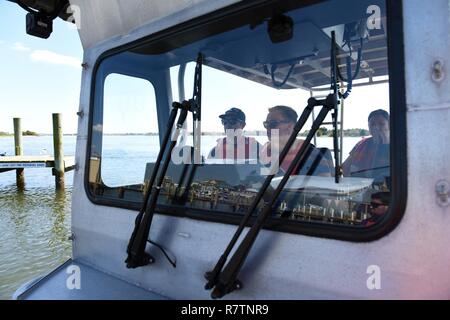 Coast Guard Petty Officer 2nd class Andrew Marks, Petty Officer 3rd Class Hilton O'Neal und Seemann Christine Zarate, Besatzungsmitglieder an Station Emerald Isle, Nord-Carolina, patrol Bogue Inlet, 29. März 2017. Der 24-Fuß-Special Purpose Craft-Shallow Wasser Boot Besatzung der Bereich bestreift und führte boardings Seeleute für die Einhaltung der Vorschriften des Bundes Gesetze zu gewährleisten und erziehen Mitglieder der Gemeinschaft über boating Safety. Stockfoto