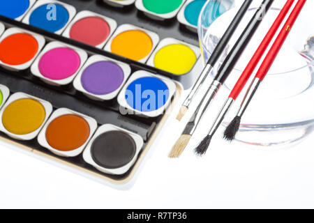 Wasser, Farben, Paint Box mit verschiedenen Farben und Pinsel Stockfoto