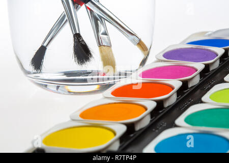 Wasser, Farben, Paint Box mit verschiedenen Farben und Pinsel Stockfoto