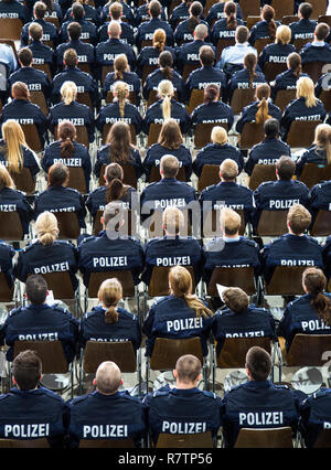 Polizei Kommissar Anwärter, Auszubildende der Polizei NRW oder Der nordrhein-westfaelische Polizei, sitzen auf einer Sitzung in einem Stockfoto