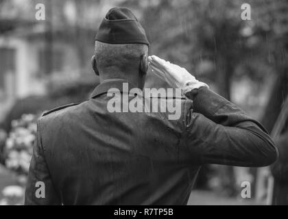 Oberstleutnant El, Civil Air Patrol Pilot, begrüßt während der Trauerfeier für pensionierte Maj Harrison John L., Jr., Weltkriegveteran und Tuskegee Flieger, 31. März 2017, in der Kapelle der vier Kapläne im Navy Yard in Philadelphia, Pa. Harrison wurde in Italien während des zweiten Weltkriegs und blieb in der Luftwaffe seit zwei Jahrzehnten, Ruhestand als Major. Stockfoto