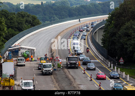 Bau- und langsamen Verkehr auf einer Autobahn Baustelle auf der Autobahn A52, Ratingen, Nordrhein-Westfalen Stockfoto