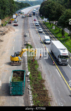 Bau- und langsamen Verkehr auf einer Autobahn Baustelle auf der Autobahn A52, Ratingen, Nordrhein-Westfalen Stockfoto