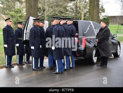 Armee Cpl. Joseph N. Pelletier, 20, von Berlin, New Hampshire, wurde am 28. März 2017 in Arlington National Friedhof, in der Nähe von Washington, D.C. Anfang Februar 1951 begraben, Pelletier war Mitglied der Zentrale Batterie, 15 Field Artillery Battalion, 2nd Infantry Division, wenn seine Einheit begann die Republik Korea (ROK) Armee die Angriffe gegen Einheiten des Chinesischen Volkes ehrenamtliche Kräfte (CPVF) in einem Gebiet, bekannt als die zentralen Korridor in Nordkorea. Am 11. Februar die CPVF eine massive Gegenangriff gegen die ROK-Regiment, wodurch sie zurückzuziehen, so dass die amerikanischen Einheiten zu kämpfen Stockfoto