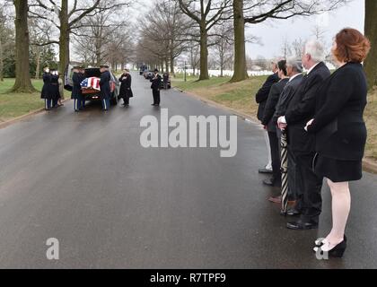 Armee Cpl. Joseph N. Pelletier, 20, von Berlin, New Hampshire, wurde am 28. März 2017 in Arlington National Friedhof, in der Nähe von Washington, D.C. Anfang Februar 1951 begraben, Pelletier war Mitglied der Zentrale Batterie, 15 Field Artillery Battalion, 2nd Infantry Division, wenn seine Einheit begann die Republik Korea (ROK) Armee die Angriffe gegen Einheiten des Chinesischen Volkes ehrenamtliche Kräfte (CPVF) in einem Gebiet, bekannt als die zentralen Korridor in Nordkorea. Am 11. Februar die CPVF eine massive Gegenangriff gegen die ROK-Regiment, wodurch sie zurückzuziehen, so dass die amerikanischen Einheiten zu kämpfen Stockfoto