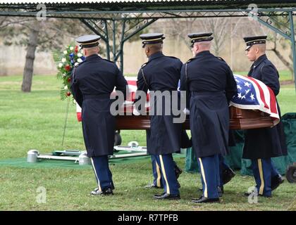 Armee Cpl. Joseph N. Pelletier, 20, von Berlin, New Hampshire, wurde am 28. März 2017 in Arlington National Friedhof, in der Nähe von Washington, D.C. Anfang Februar 1951 begraben, Pelletier war Mitglied der Zentrale Batterie, 15 Field Artillery Battalion, 2nd Infantry Division, wenn seine Einheit begann die Republik Korea (ROK) Armee die Angriffe gegen Einheiten des Chinesischen Volkes ehrenamtliche Kräfte (CPVF) in einem Gebiet, bekannt als die zentralen Korridor in Nordkorea. Am 11. Februar die CPVF eine massive Gegenangriff gegen die ROK-Regiment, wodurch sie zurückzuziehen, so dass die amerikanischen Einheiten zu kämpfen Stockfoto