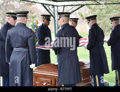 Armee Cpl. Joseph N. Pelletier, 20, von Berlin, New Hampshire, wurde am 28. März 2017 in Arlington National Friedhof, in der Nähe von Washington, D.C. Anfang Februar 1951 begraben, Pelletier war Mitglied der Zentrale Batterie, 15 Field Artillery Battalion, 2nd Infantry Division, wenn seine Einheit begann die Republik Korea (ROK) Armee die Angriffe gegen Einheiten des Chinesischen Volkes ehrenamtliche Kräfte (CPVF) in einem Gebiet, bekannt als die zentralen Korridor in Nordkorea. Am 11. Februar die CPVF eine massive Gegenangriff gegen die ROK-Regiment, wodurch sie zurückzuziehen, so dass die amerikanischen Einheiten zu kämpfen Stockfoto
