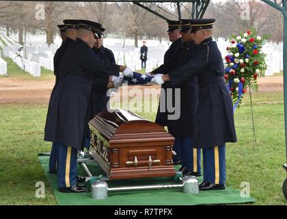 Armee Cpl. Joseph N. Pelletier, 20, von Berlin, New Hampshire, wurde am 28. März 2017 in Arlington National Friedhof, in der Nähe von Washington, D.C. Anfang Februar 1951 begraben, Pelletier war Mitglied der Zentrale Batterie, 15 Field Artillery Battalion, 2nd Infantry Division, wenn seine Einheit begann die Republik Korea (ROK) Armee die Angriffe gegen Einheiten des Chinesischen Volkes ehrenamtliche Kräfte (CPVF) in einem Gebiet, bekannt als die zentralen Korridor in Nordkorea. Am 11. Februar die CPVF eine massive Gegenangriff gegen die ROK-Regiment, wodurch sie zurückzuziehen, so dass die amerikanischen Einheiten zu kämpfen Stockfoto