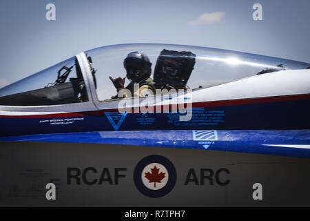 Die Royal Canadian Air Force Pilot Wellen, als er Taxis auf der Flightline in einem CF-18 Hornet bei Cannon Air Force Base, N.M., 25. Mai 2018. Cannon Flieger vorbereitet für die Air Show durch Trockenlauf durch es am Tag zuvor. Stockfoto