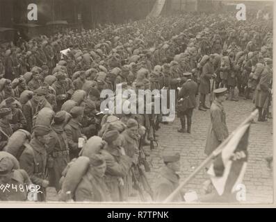 Soldaten des 308Th Infanterie Regiment der 77th Division, eine Einheit gemacht uip von New York City grundwehrdienstleistende, die Teil der "Verlorenen Bataillon" im Oktober 1918 in Hoboken, New Jersey am 29. April 1919 nach der Rückkehr aus Frankreich war. 540 Mitglieder der Einheit waren hinter den Deutschen Linien vom 2. Oktober 8. Oktober gefangen. 1918 und 170 starb. Stockfoto