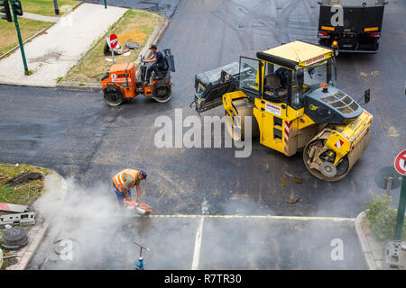 Walzenpressen, Asphalt arbeitet mit einer großen innerstädtischen Straße, Baustelle, Essen, Nordrhein-Westfalen, Deutschland zur Festlegung Stockfoto