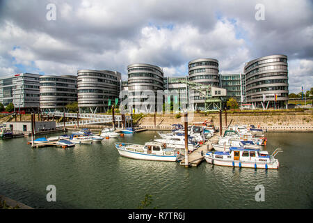 Fünf Boote Bürogebäude, Marina, Innenhafen, Duisburg, Ruhrgebiet, Nordrhein-Westfalen, Deutschland Stockfoto