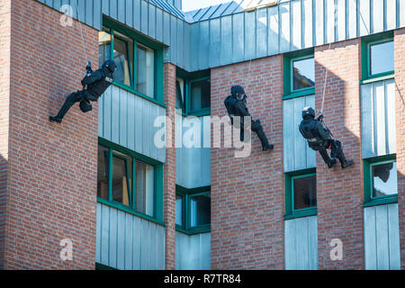 Spezialeinsatzkommandos, SEK, die spezielle Response Unit der Deutschen Polizeien, nach unten Abseilen an einer Wand, Ausübung der Stockfoto