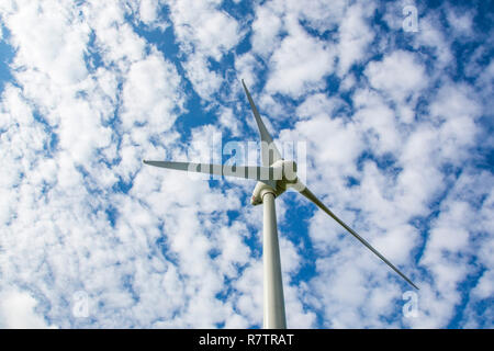 Wind Turbine gegen einen bewölkten Himmel, Werl, Nordrhein-Westfalen, Deutschland Stockfoto