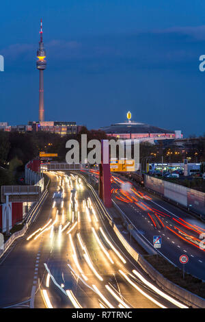 Autobahn A40 oder Ruhrschnellweg mit der Skyline von Dortmund, mit Florian Turm und auf der Rückseite Westfalenhalle, Dortmund Stockfoto