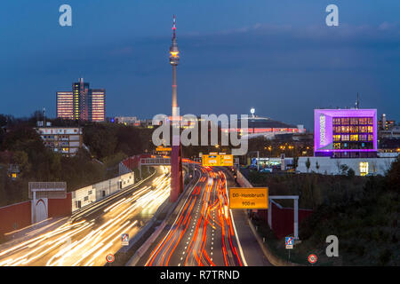 Autobahn A40 oder Ruhrschnellweg mit der Skyline von Dortmund, mit Florian Turm an der Rückseite, Dortmund, Nordrhein-Westfalen Stockfoto