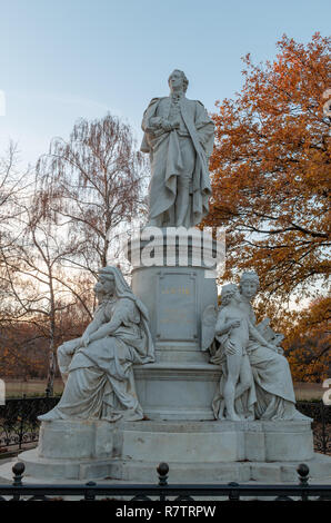 Die Goethe Denkmal in der Berliner Tiergarten gedenkt der deutsche Schriftsteller Johann Wolfgang von Goethe. Es wurde von Fritz Schaper 1880 geformt. Stockfoto