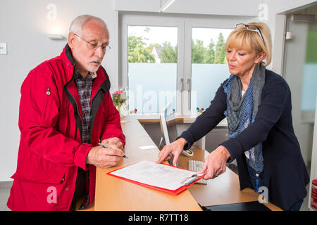 Patienten ein Formular ausfüllen, an der Rezeption von einem zahnmedizinischen Büro, Deutschland Stockfoto