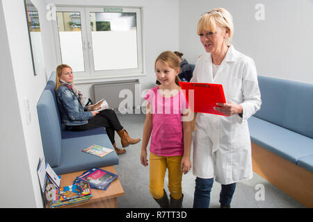 An der Rezeption mit einem Patienten im Wartezimmer einer Zahnarztpraxis, Deutschland Stockfoto