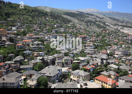 Anzeigen von Gjirokastra mit typischen Stein abgedeckte Dächer, UNESCO-Weltkulturerbe, Gjirokaster, Gjirokastër County, Albanien Stockfoto