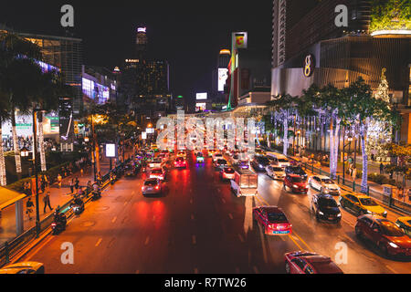 Bangkok Straße Stadt die Lichter entlang der Straße Weihnachten und das neue Jahr zu begrüßen. Thailand: 11/12/2018 Stockfoto