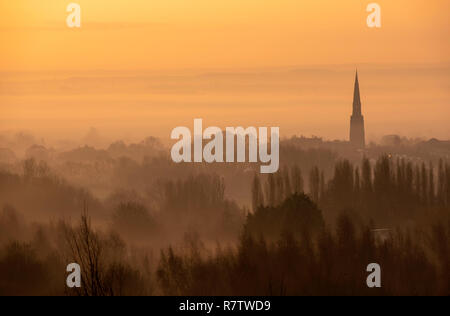 Misty Sonnenaufgang Morgen über dem Tal von gedling Gedling Country Park in Nottingham, Nottinghamshire England Großbritannien Stockfoto