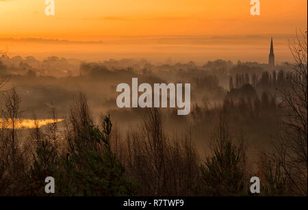 Misty Sonnenaufgang Morgen über dem Tal von gedling Gedling Country Park in Nottingham, Nottinghamshire England Großbritannien Stockfoto
