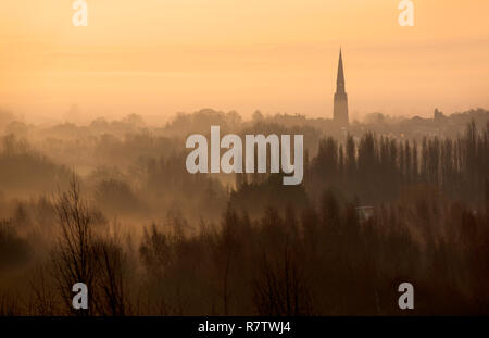Misty Sonnenaufgang Morgen über dem Tal von gedling Gedling Country Park in Nottingham, Nottinghamshire England Großbritannien Stockfoto