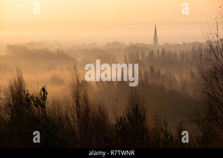 Misty Sonnenaufgang Morgen über dem Tal von gedling Gedling Country Park in Nottingham, Nottinghamshire England Großbritannien Stockfoto