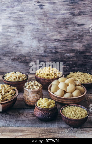 Verschiedene Arten von Pasta auf dem weißen Hintergrund Stockfoto
