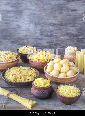 Verschiedene Arten von Pasta auf dem weißen Hintergrund Stockfoto