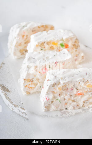 Weißer nougat Slices auf Schneidebrett Stockfoto