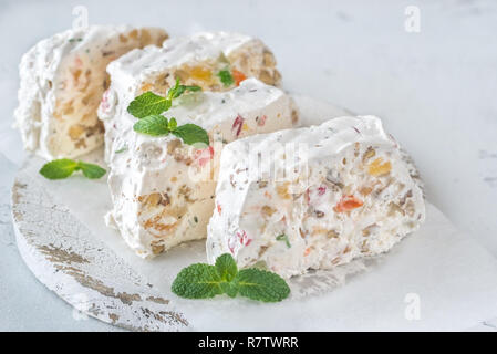 Weißer Nougat mit frischen Minzeblättchen Stockfoto