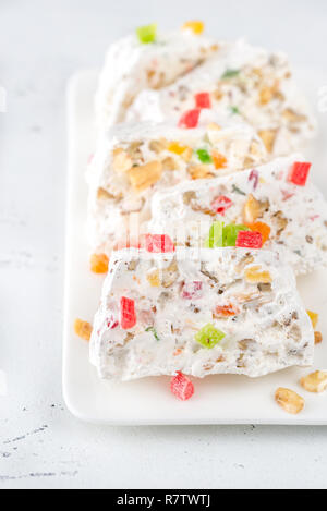 Weißer nougat Slices auf weiße Platte Stockfoto