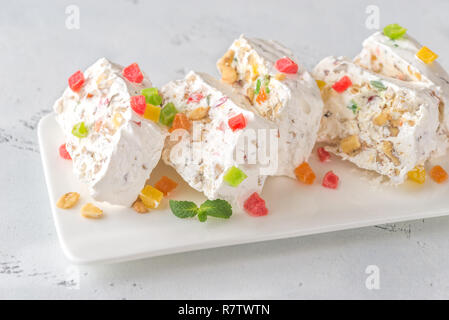 Weißer Nougat mit frischen Minzeblättchen Stockfoto