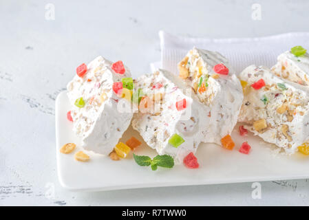 Weißer Nougat mit frischen Minzeblättchen Stockfoto