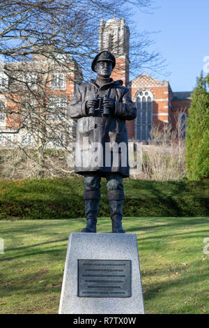 Judy Boyt der Skulptur der Watch Keeper im Britannia Royal Naval College Dartmouth BRNC über den Fluss Dart suchen Stockfoto