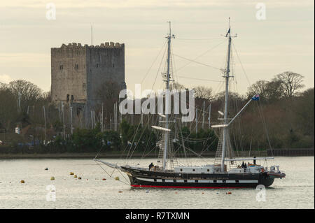 TS-Royalistischen vorbei an Portchester Castle in Portsmouth Harbour Stockfoto