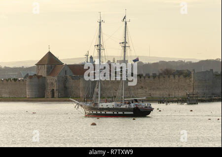 TS-Royalistischen vorbei an Portchester Castle in Portsmouth Harbour Stockfoto