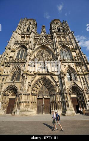 Frankreich, Meurthe und Mosel, Toul, Saint Etienne Kathedrale im gotischen Stil zwischen dem 13. und 15. Jahrhunderten, paar Weitergabe des Platzes gebaut Stockfoto