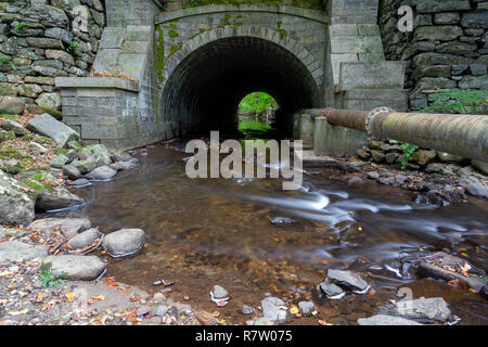 Die pocantico Fluss durch einen alten Tunnel auf dem Weg in Richtung Hudson River. Rockefeller State Park, New York Stockfoto